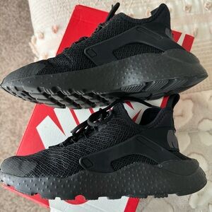 Women’s Nike Huaraches, Black, size 8.